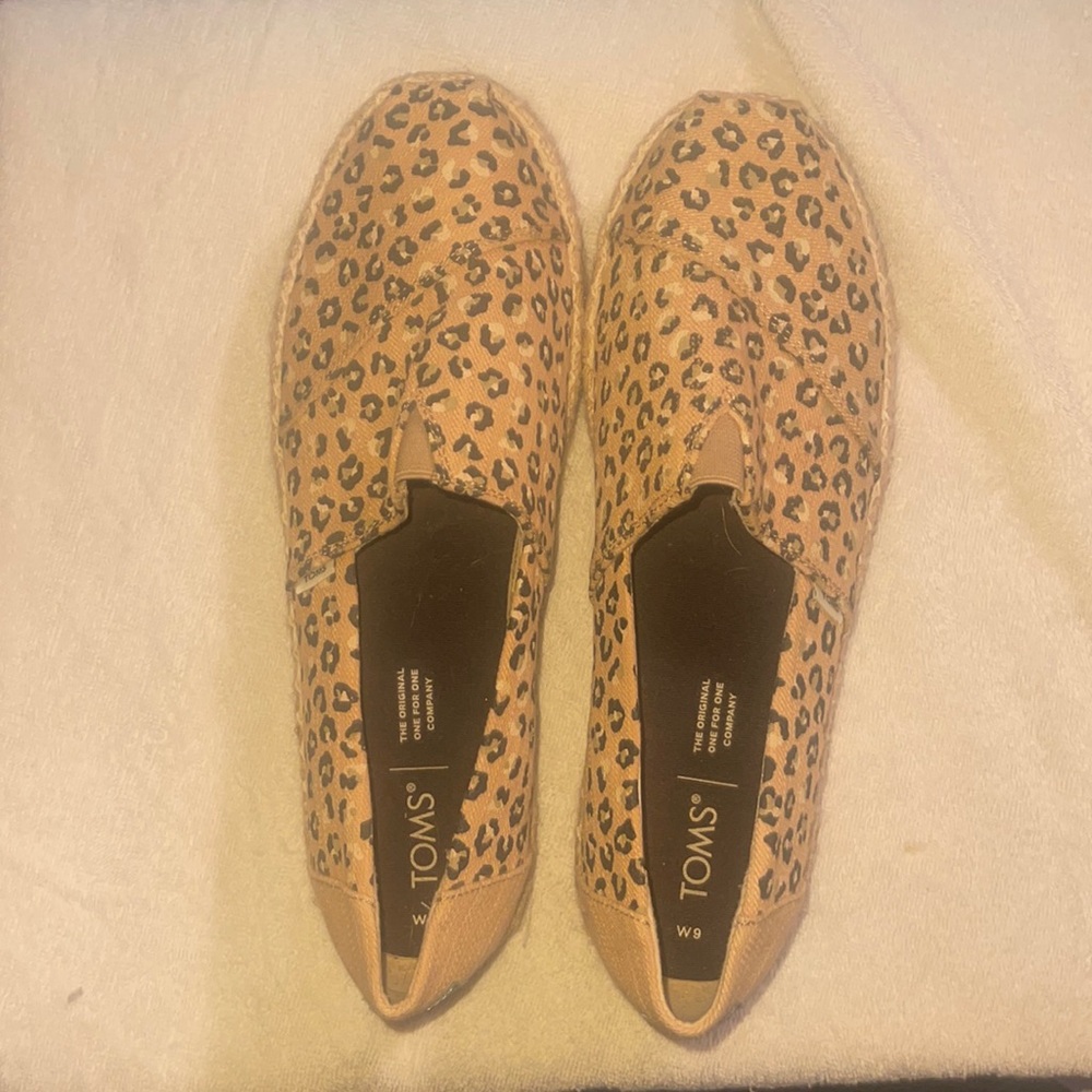 Toms leopard print shoes